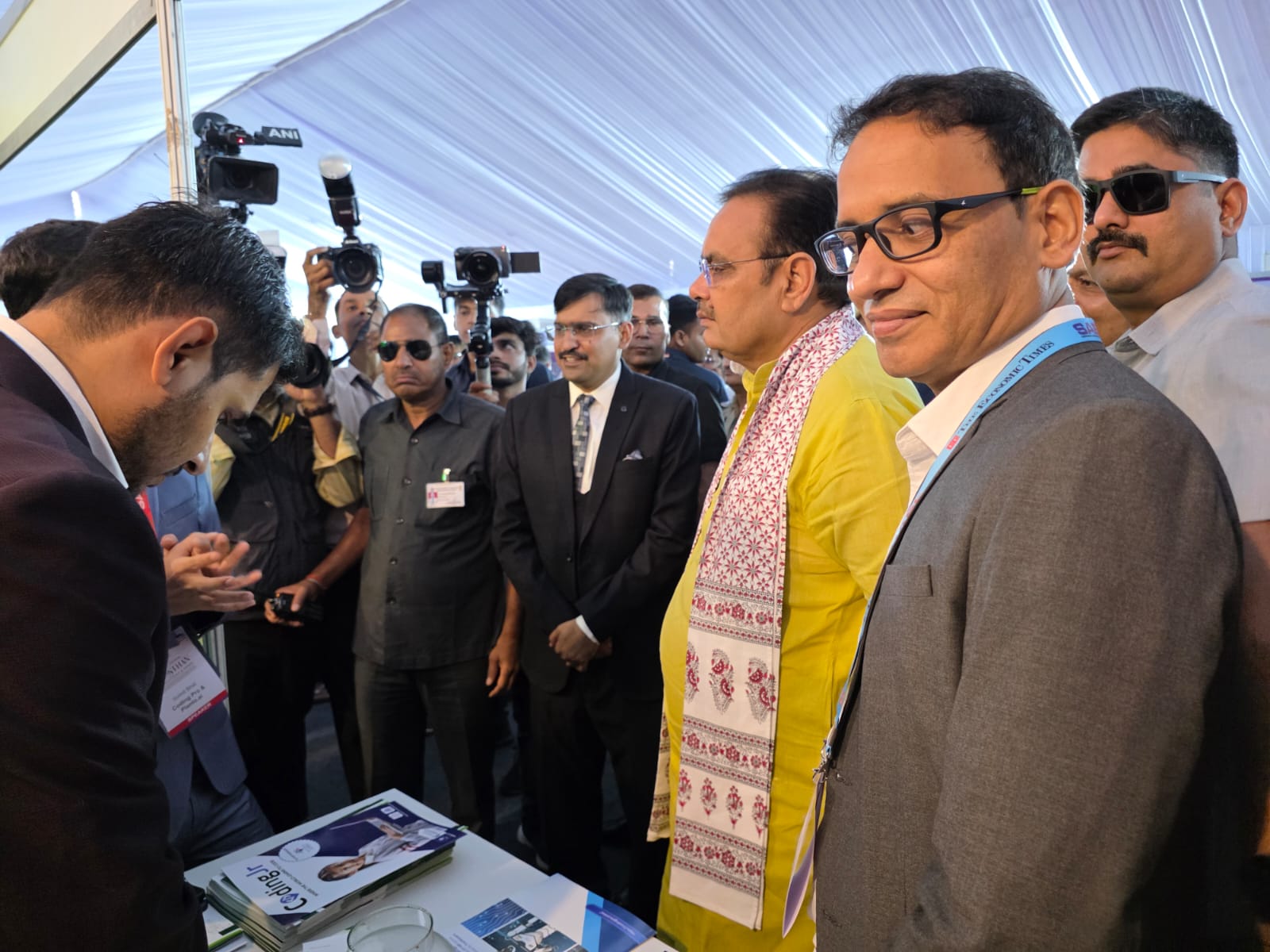 Mayank Saxena presenting Coding Pro to the Chief Minister of Rajasthan at an Economic Times summit