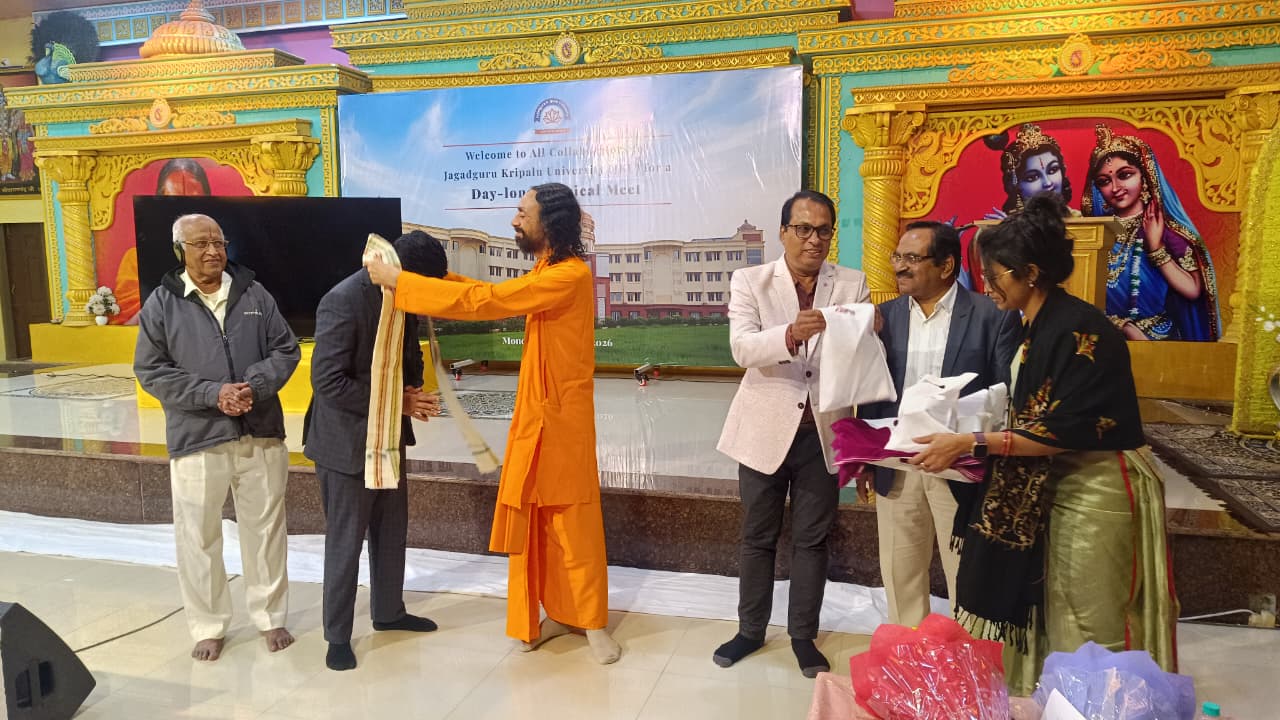 Felicitation by Swami Mukundananda at the Jagadguru Kripalu University collaborators meet